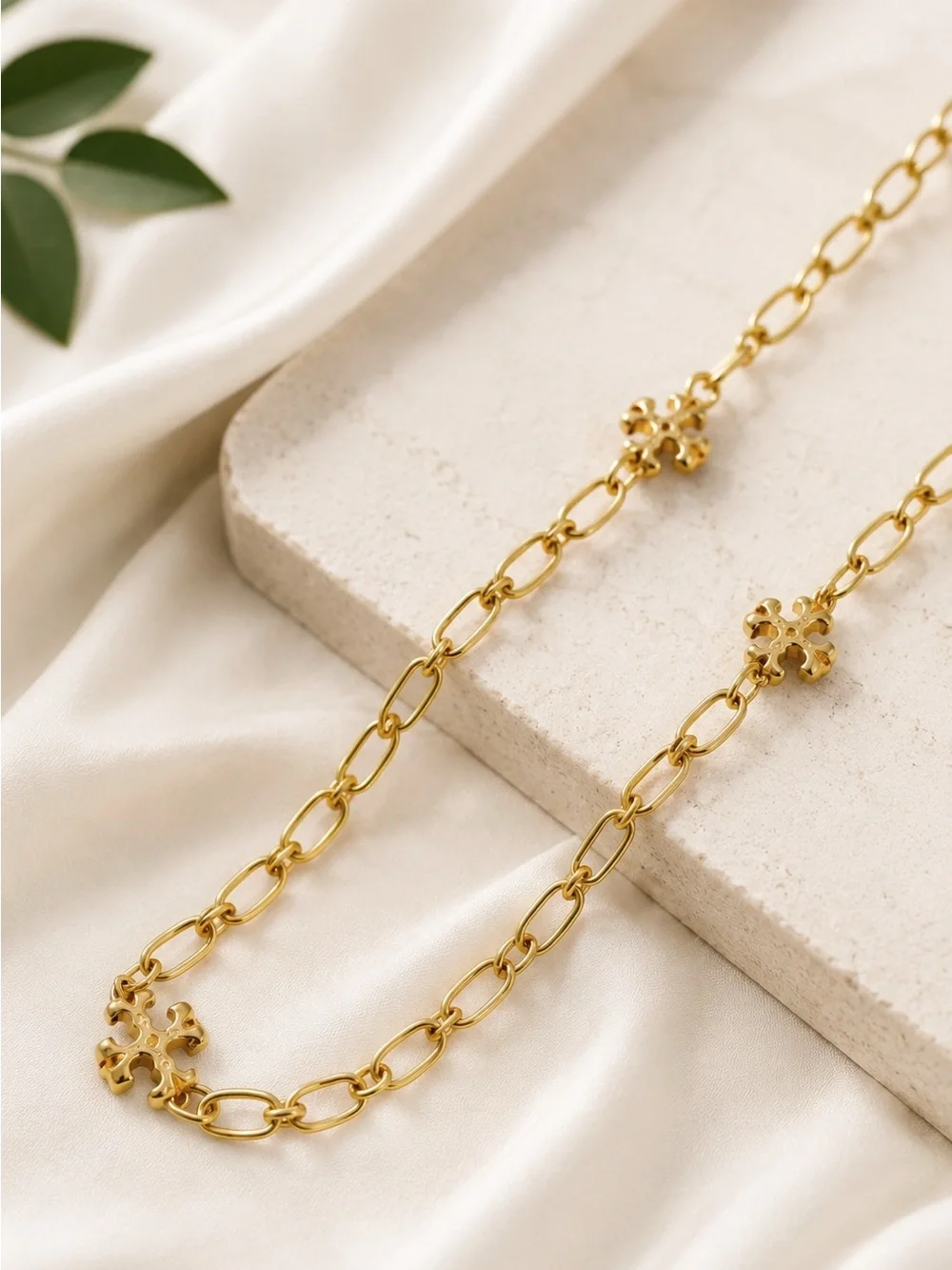 Tory Burch Roxanne chain delicate necklace in gold.